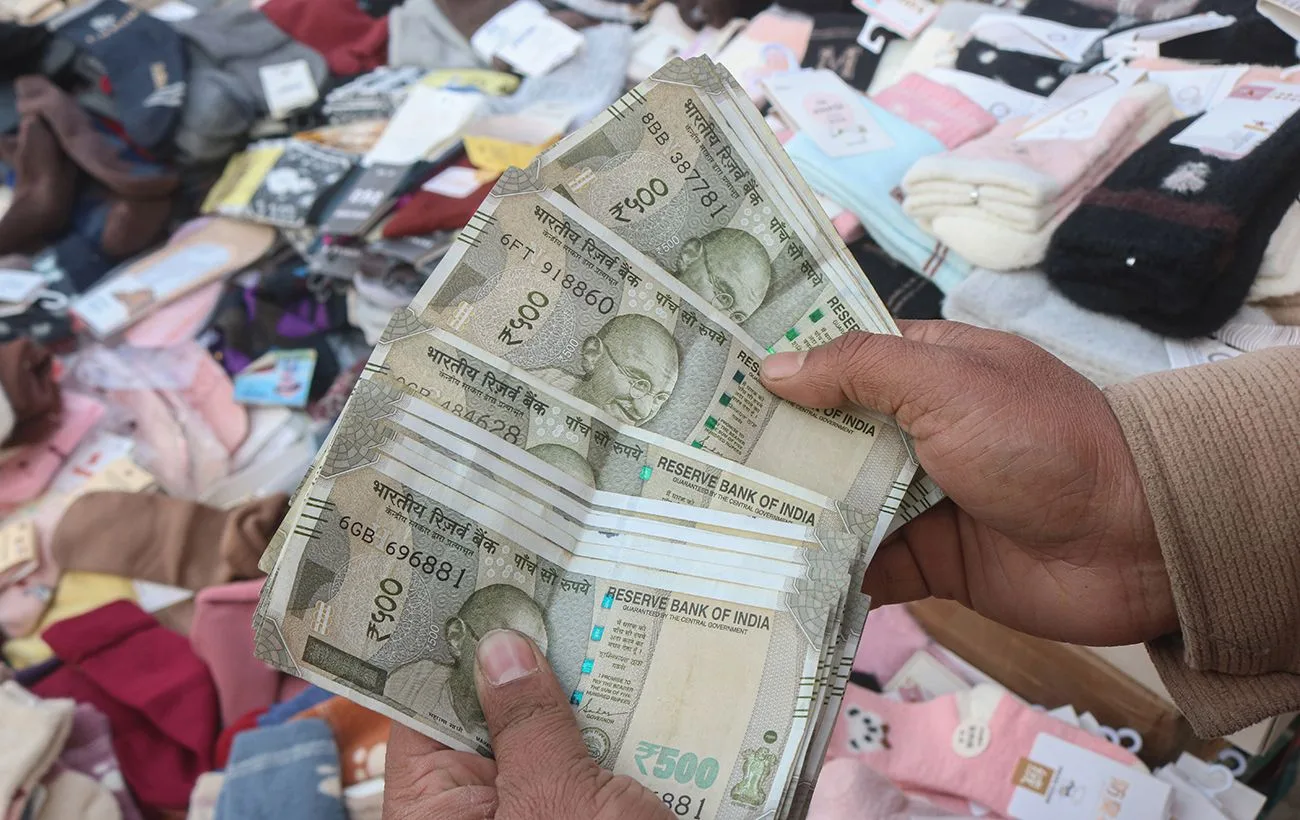 Історичний мінімум індійської рупії на тлі конфлікту РФ та України.