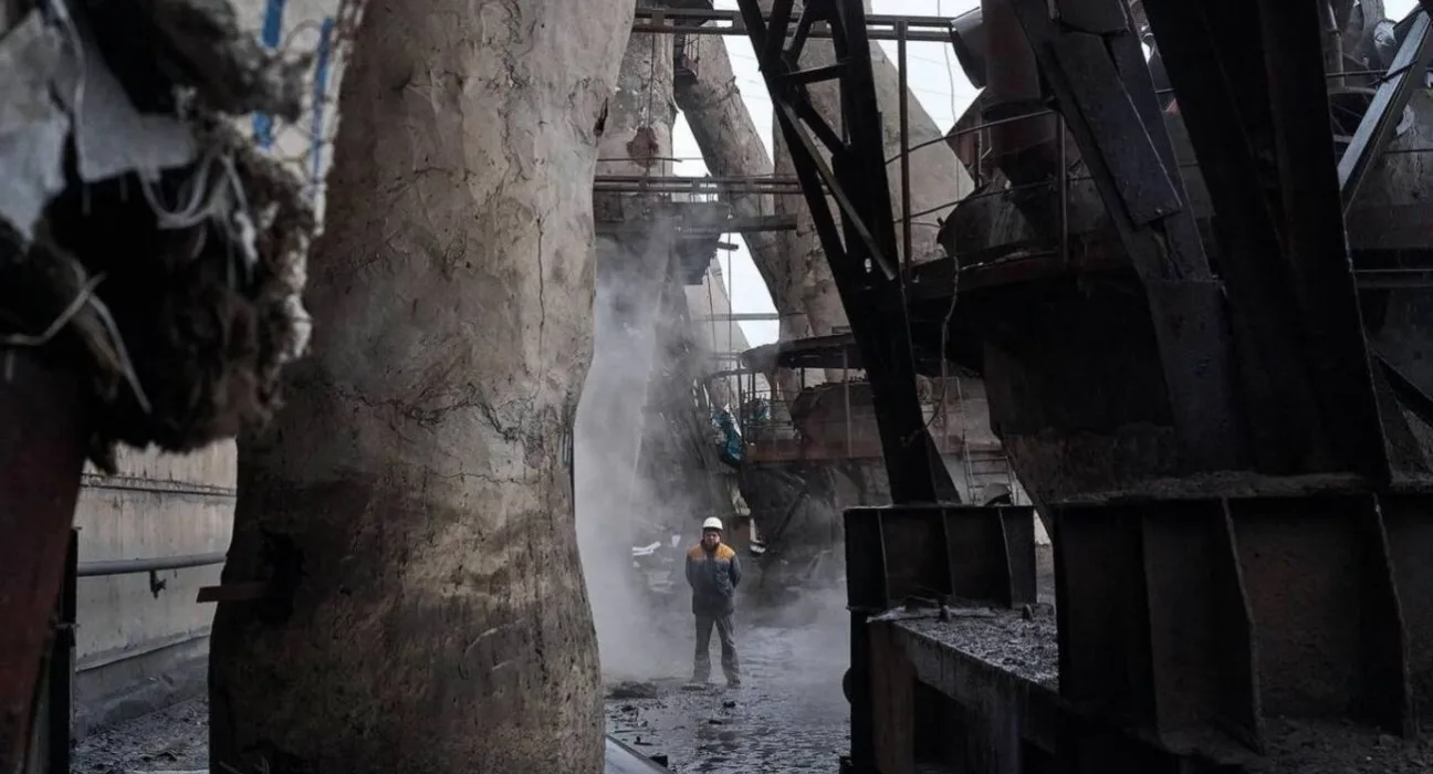 Зеленський дякує енергетикам за їх внесок у освітлення нашого життя: "Дякую, що перемагаєте темряву!"