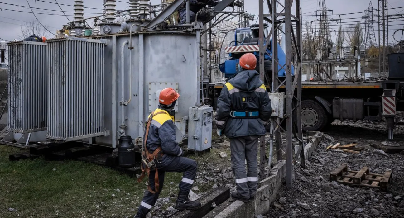 РФ завдала нічного удару по енергетиці в трьох регіонах: багато споживачів залишилися без світла.